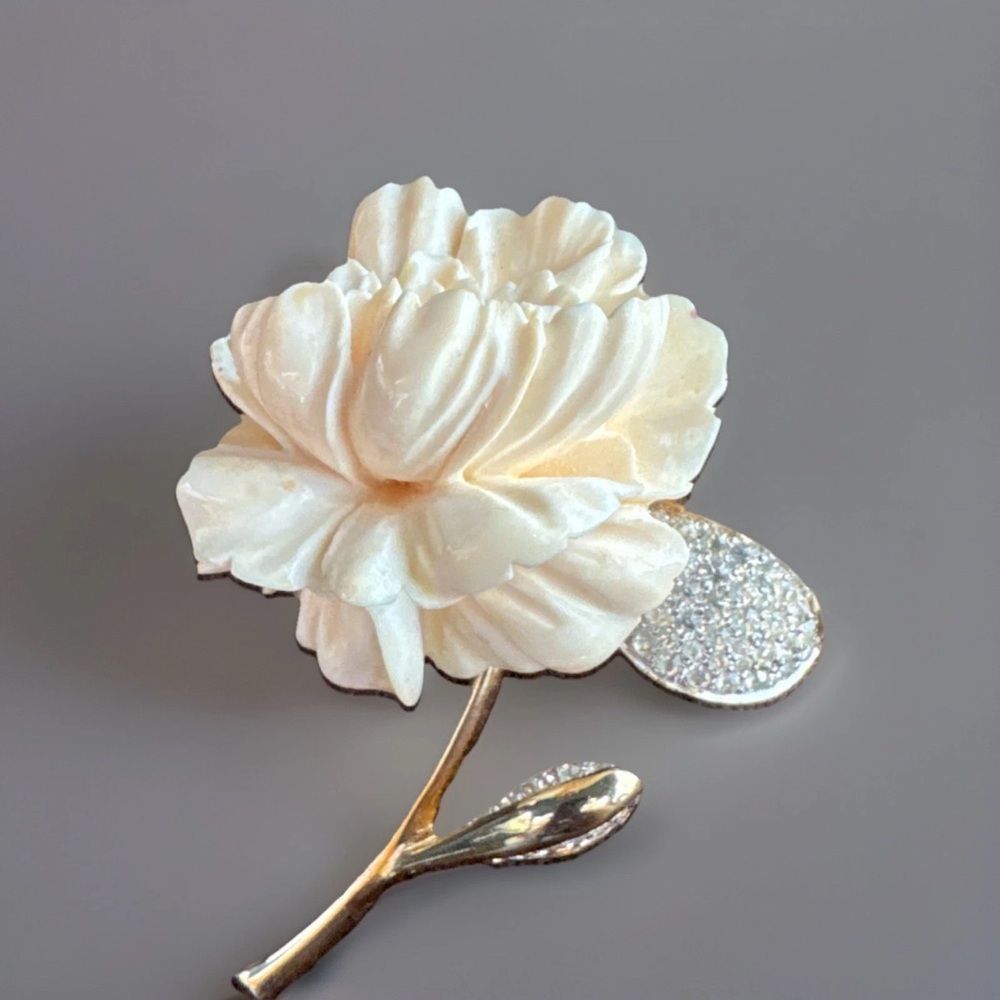 Nettie Rosenstein Ivory Resin Floral Brooch Vintage